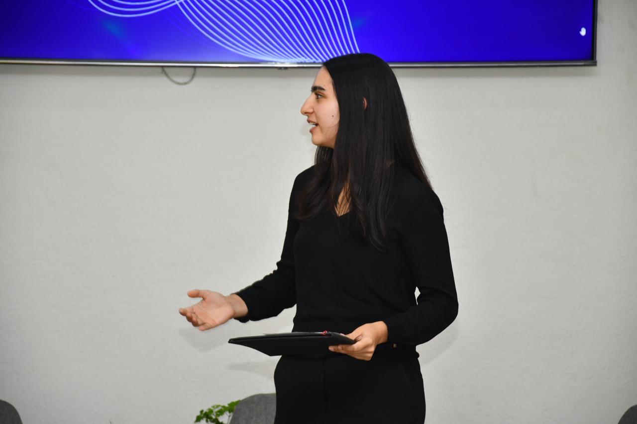 Estudiante presentando una sesión de oratoria